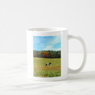 Braun- und Weißpferd, Herbstbäume, blauer Himmel Kaffeetasse
