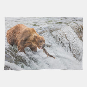 Braunbär fängt Rotlachs Geschirrtuch