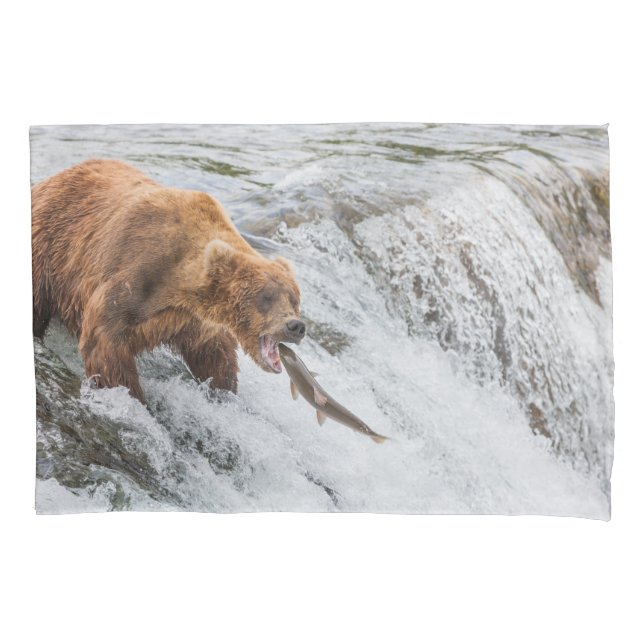 Braunbär fängt Rotlachs Kissenbezug (Vorderseite)