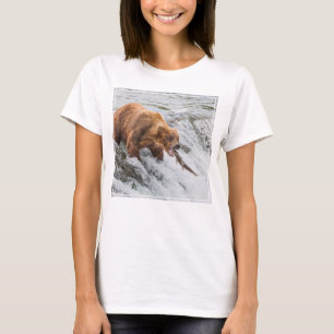 Braunbär fängt Rotlachs T-Shirt