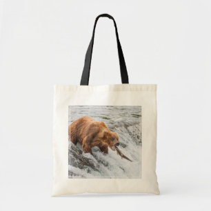 Braunbär fängt Rotlachs Tragetasche
