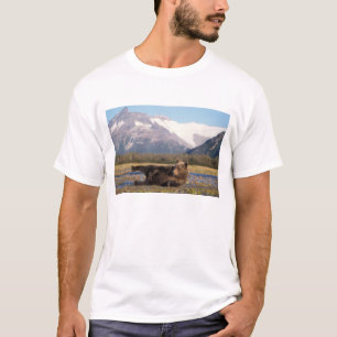 Braunbär, Grizzlybär reckt sich auf dem Rücken T-Shirt