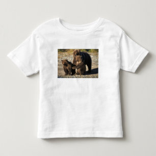 Braunbär, Grizzlybär, Sau mit Jungen an der Küste Kleinkind T-shirt