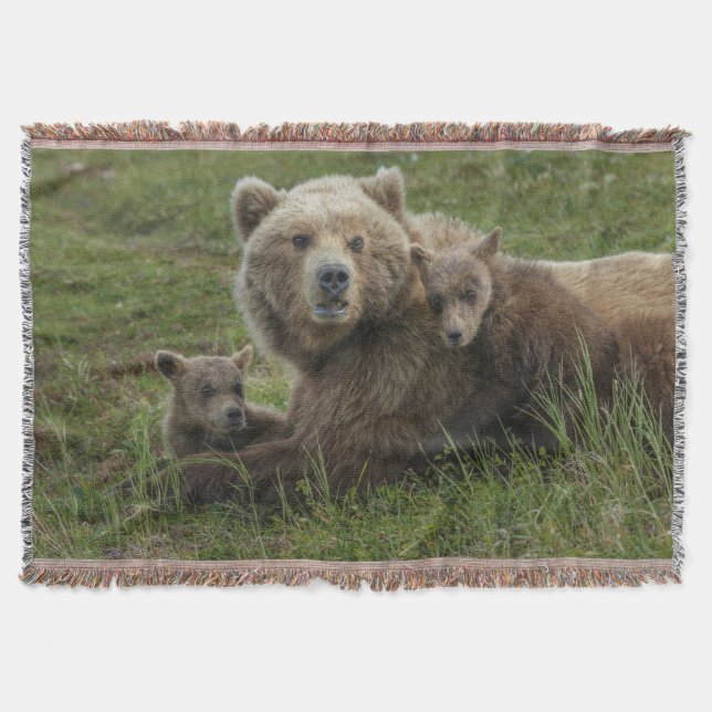 Braunbärenjunge kuscheln mit ihrer Mutter Decke (Vorderseite)
