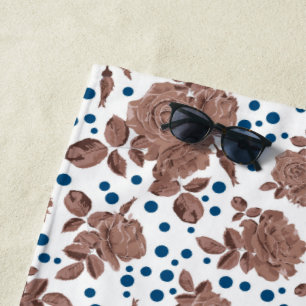 Braune beigefarbene Rosenblüten auf einem Hintergr Strandtuch
