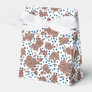 Braune beigefarbene Rosenblüten auf einem punktier Geschenkschachtel