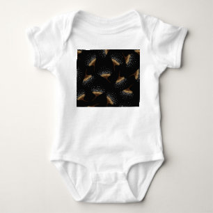 Braune Blume, nahtloser schwarzer Hintergrund. Baby Strampler