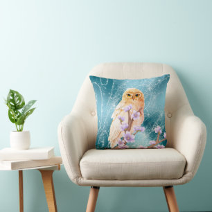 Braune Eule auf violettem Blumenast Magischer Glan Kissen