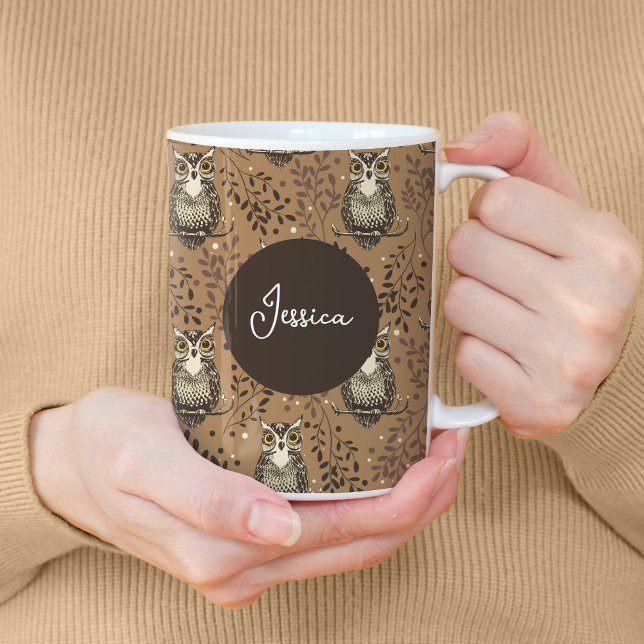 Braune Eule illustriertes Waldmuster Kaffeetasse (Woodland Owls with Custom Name Tall Mug)