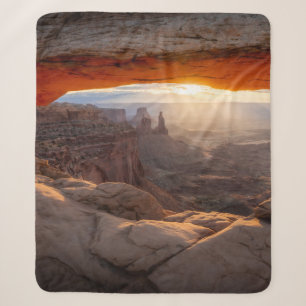 BRAUNE FELSWAND WÄHREND DES SONNENUNTERGANGS SHERPADECKE