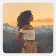 Braune Frau mit Blick auf die Berge