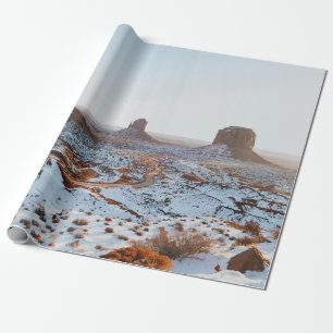 BRAUNE GESTEINSFORMATION AUF WEIßEM SCHNEEBEDECKTE GESCHENKPAPIER