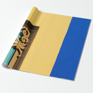 BRAUNE HOLZTÜR MIT MESSINGTÜRDRÜCKER GESCHENKPAPIER