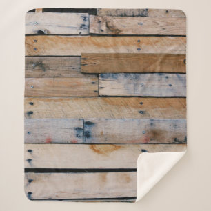 Braune Holzwand Sherpadecke