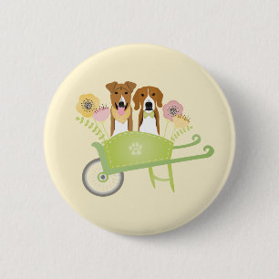 Braune Hunde in Schubkarren Frühlingsblumen Button