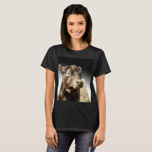 Braune Kuh Munching auf Hay, T-Shirt