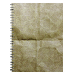 Braune Papierfalte. Mach das Papier kaputt. Hinter Notizblock