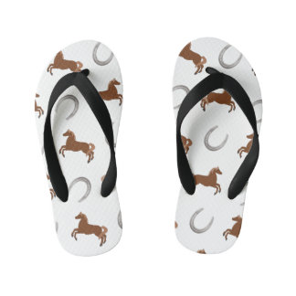 Braune Pferde und graue Hufeisen Design Kinder Kinderbadesandalen