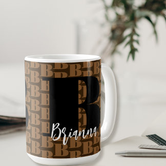 Braune Schwarze Monogramm Weißer Skriptname Modern Kaffeetasse
