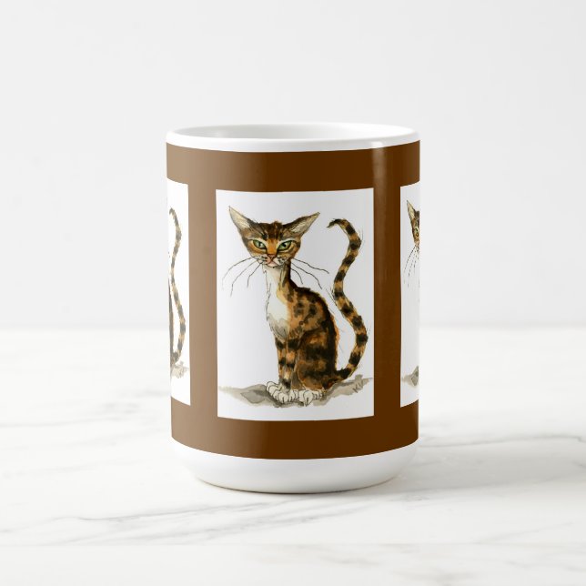 Braune Tabbattacke auf hoher Tasse (Mittel)