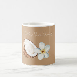 Braune tropische Kokosnuss-Plumeria-Blüte Kaffeetasse