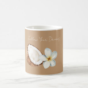 Braune tropische Kokosnuss-Plumeria-Blüte   Kaffeetasse
