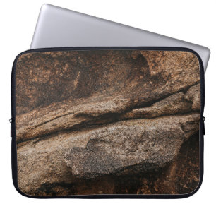 Braune und graue Felsformation Laptopschutzhülle