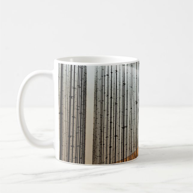 Braune und schwarze Abbildung Kaffeetasse (Links)