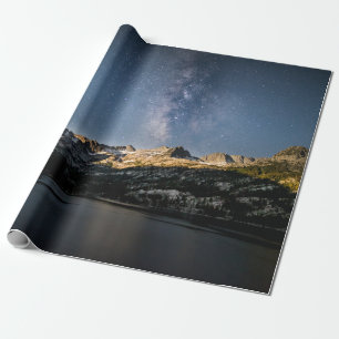 BRAUNE UND SCHWARZE BERGE UNTER GRAUEM BEWÖLKTEM H GESCHENKPAPIER