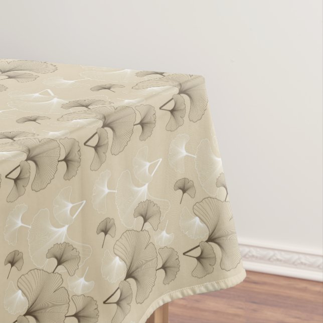 Braune und weiße Ginko-Blätter auf Tan Tischdecke (Beispiel)