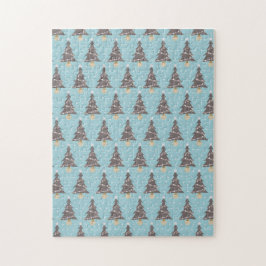 Braune Weihnachtsbaumen mit Schnee und blauer Umge