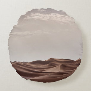 BRAUNE WÜSTE UNTER WEISSEN WOLKEN RUNDES KISSEN