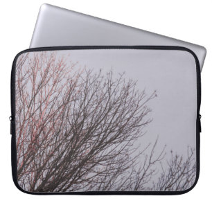 BRAUNER BLATTLOSER BAUM UNTER WEISSEM HIMMEL LAPTOPSCHUTZHÜLLE