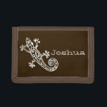 Brauner Gecko, weißer Stilmix, genannt Brieftasche Tri-fold Portemonnaie<br><div class="desc">Ermutigen Sie den rett mit diesem Reptil gecko stilisierten Geldbeutel oder Geldbörse,  personalisieren Sie mit Ihrem Namen. Derzeit liest Joshua. Einzigartig gezeichnet und entworfen von Sarah Trett.</div>