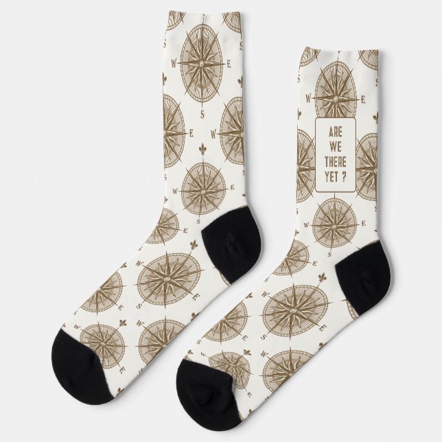 Brauner Kompass und Text Socken (Linkes Detail)