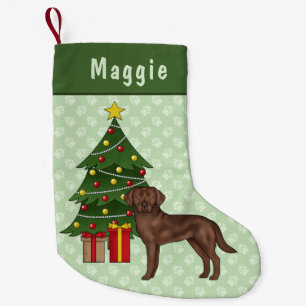 Brauner Labrador Retriever Hund mit Weihnachtsbaum Kleiner Weihnachtsstrumpf