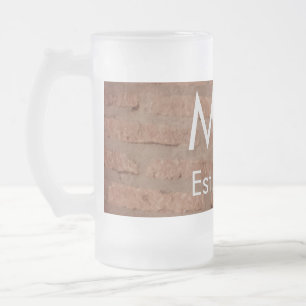 Brauner rustikaler Stein mit dem Namen Datum des J Mattglas Bierglas