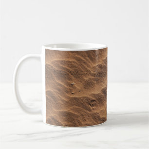 Brauner Sand mit Wasser tagsüber Kaffeetasse