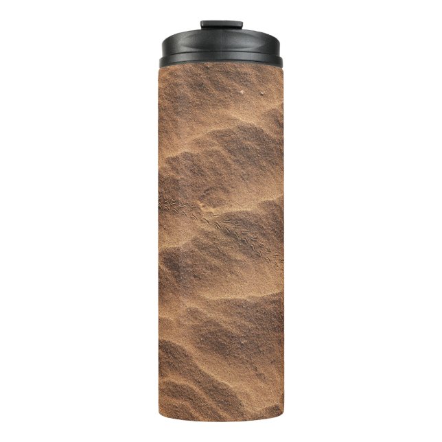 Brauner Sand mit Wasser tagsüber Thermosbecher (Vorderseite)