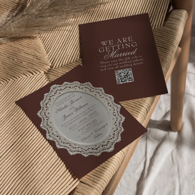 Brauner Spitzenuntersetzer mit QR-Code für die Vin Einladung (Von Creator hochgeladen)