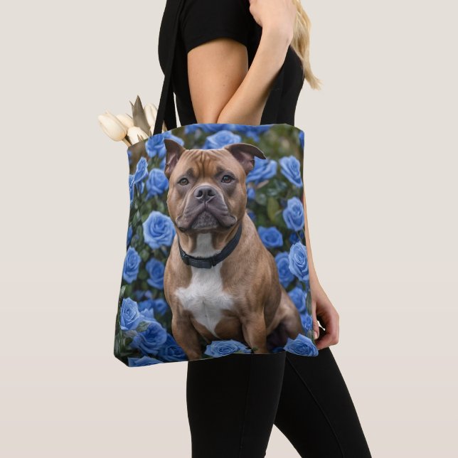 Brauner Staffy im Garten mit blauer Rose, Tasche (Von Nahem)