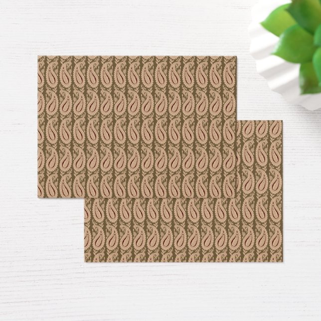Brauner Teppich mit detailliertem Motivmuster mit (Schreibtisch)