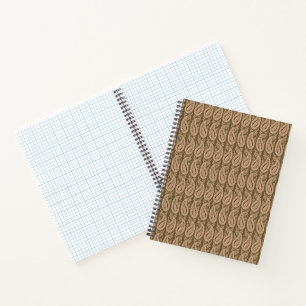 Brauner Teppich mit detailliertem Motivmuster mit Notizbuch
