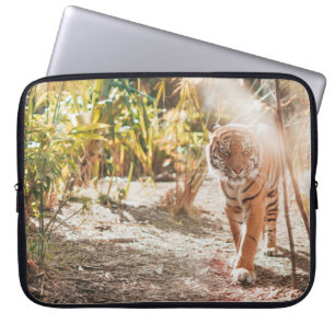 BRAUNER TIGER IN GEHENDER GESTE LAPTOPSCHUTZHÜLLE