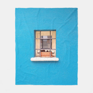 BRAUNER TONGETÖPFE AM FENSTER FLEECEDECKE