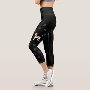 Brauner und weißer dänisch-schwedischer Farmhund & Capri Leggings