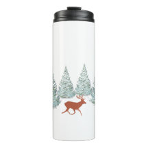 Braunes Hirsch unter schneebedeckten Spruce Trees