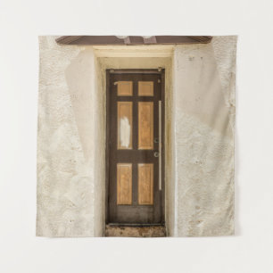 BRAUNES HOLZFENSTER AN EINER WEISSEN BETONWAND WANDTEPPICH