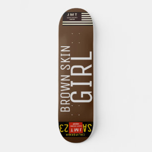 BRAUNES MÄDCHEN MIT SCHWARZER HAUT Skateboard