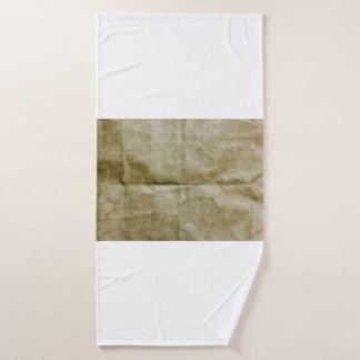 Braunes Papier knittern. Das Papier falten. Hinter Badehandtuch